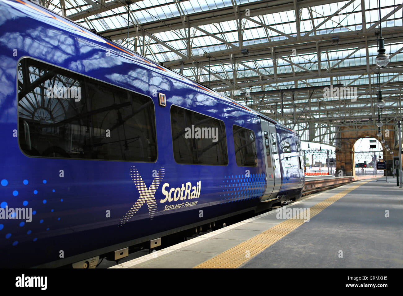 GLASGOW, Scotland, Regno Unito - 12 luglio 2013: un treno ScotRail presso la piattaforma alla stazione di Queen Street a Glasgow. Foto Stock