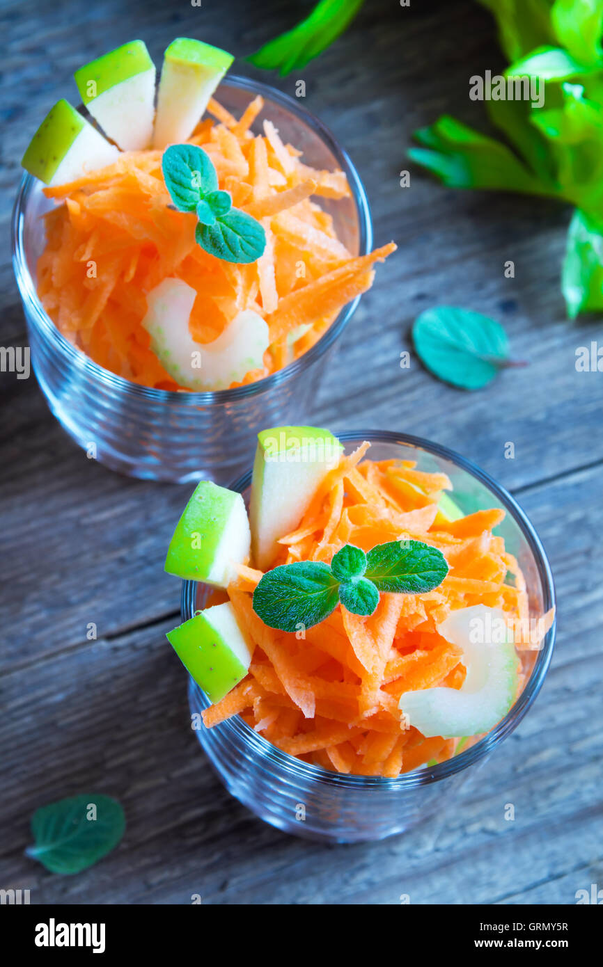 Insalata di carote con mela verde e il sedano nella porzione bicchieri Foto Stock