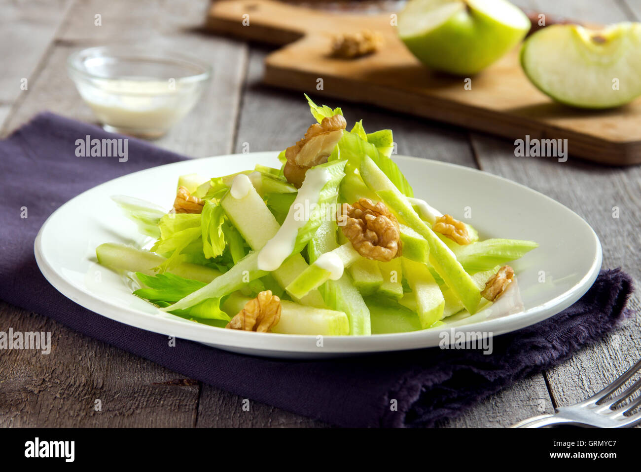 Waldorf insalata con mela verde, Sedano e Noci sopra rustico sfondo di legno Foto Stock