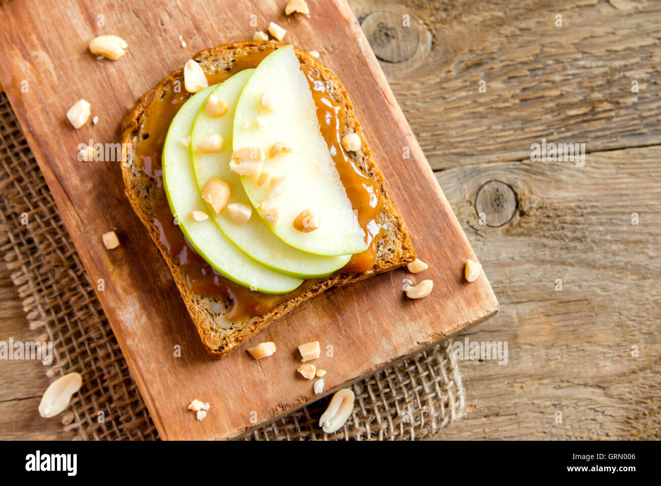 Sandwich al burro di arachidi con Apple per la prima colazione Foto Stock