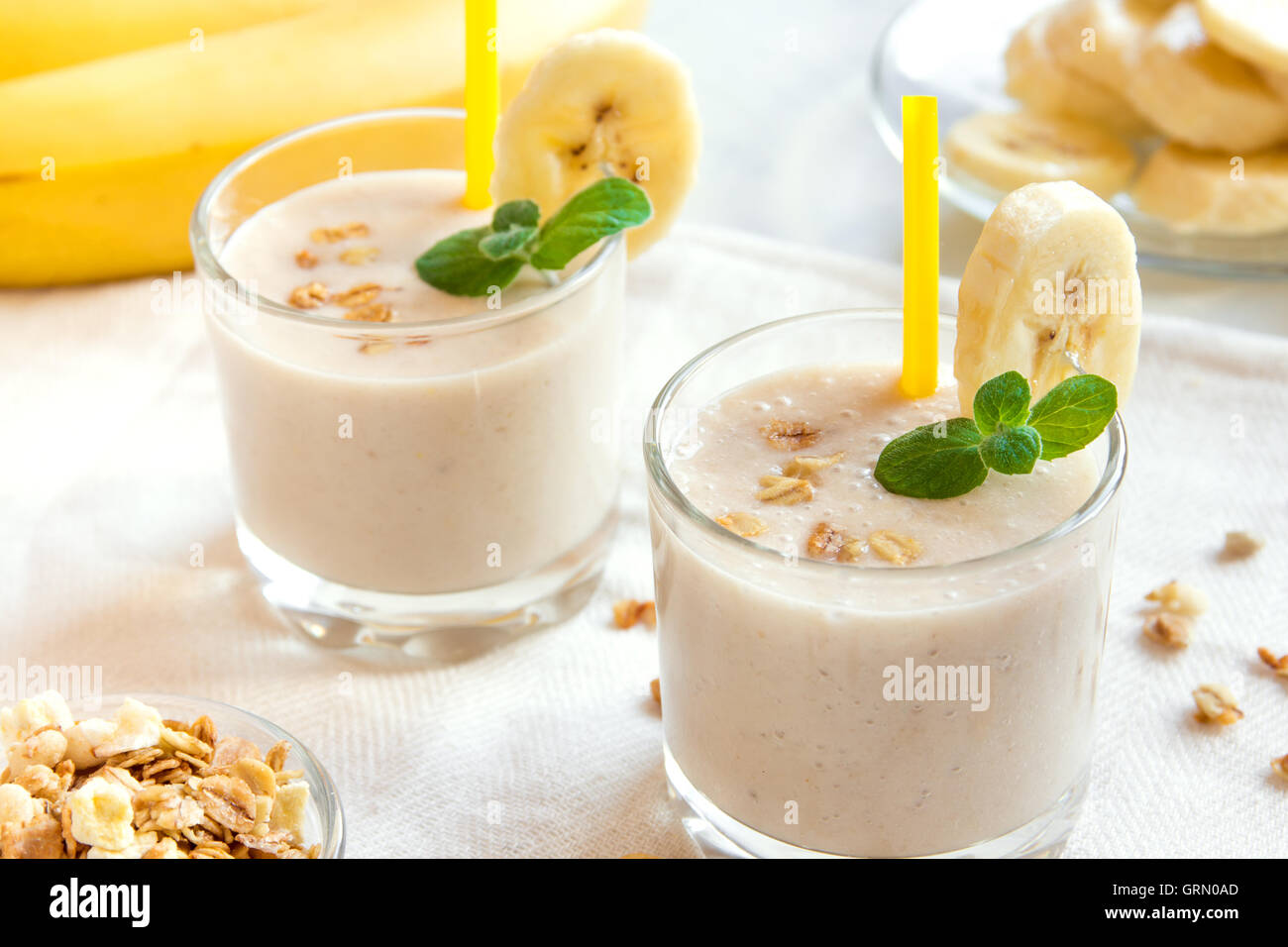 Frullato di banana con farina di avena e menta per una sana prima colazione Foto Stock