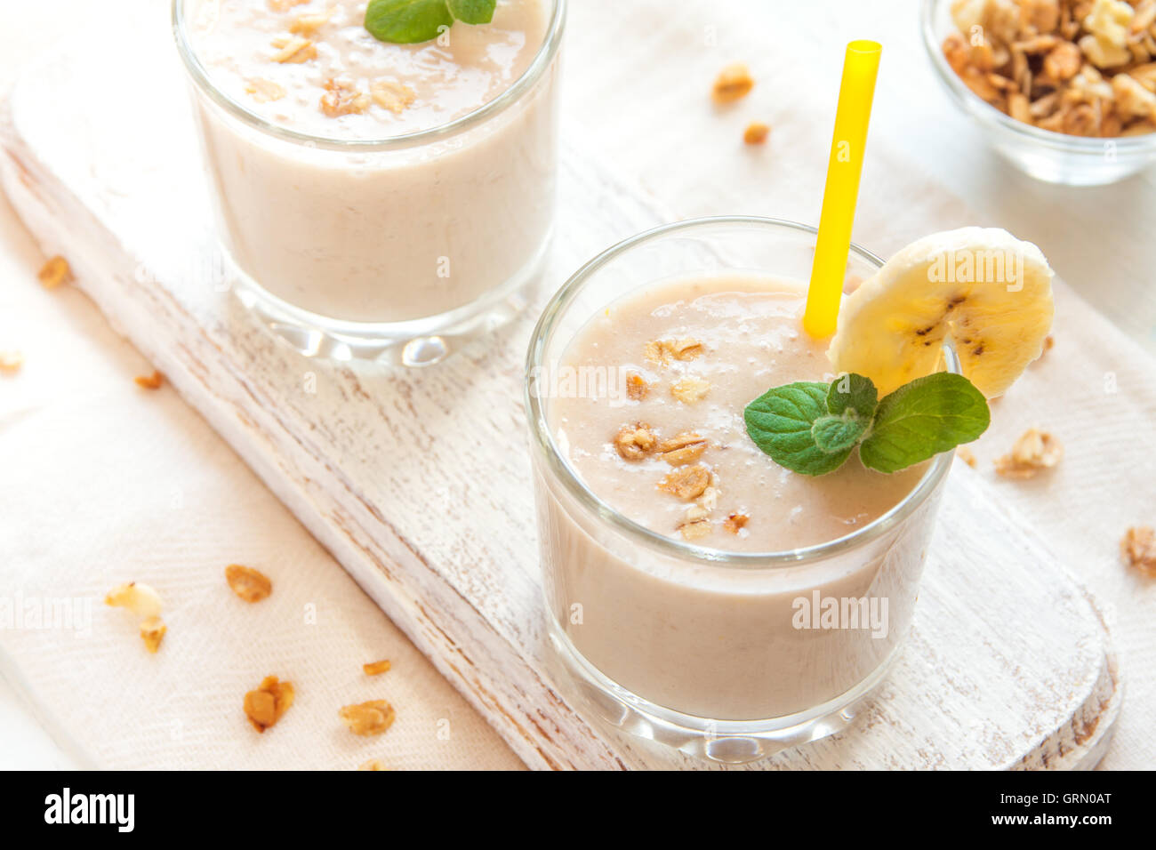 Frullato di banana con farina di avena e menta per una sana prima colazione Foto Stock