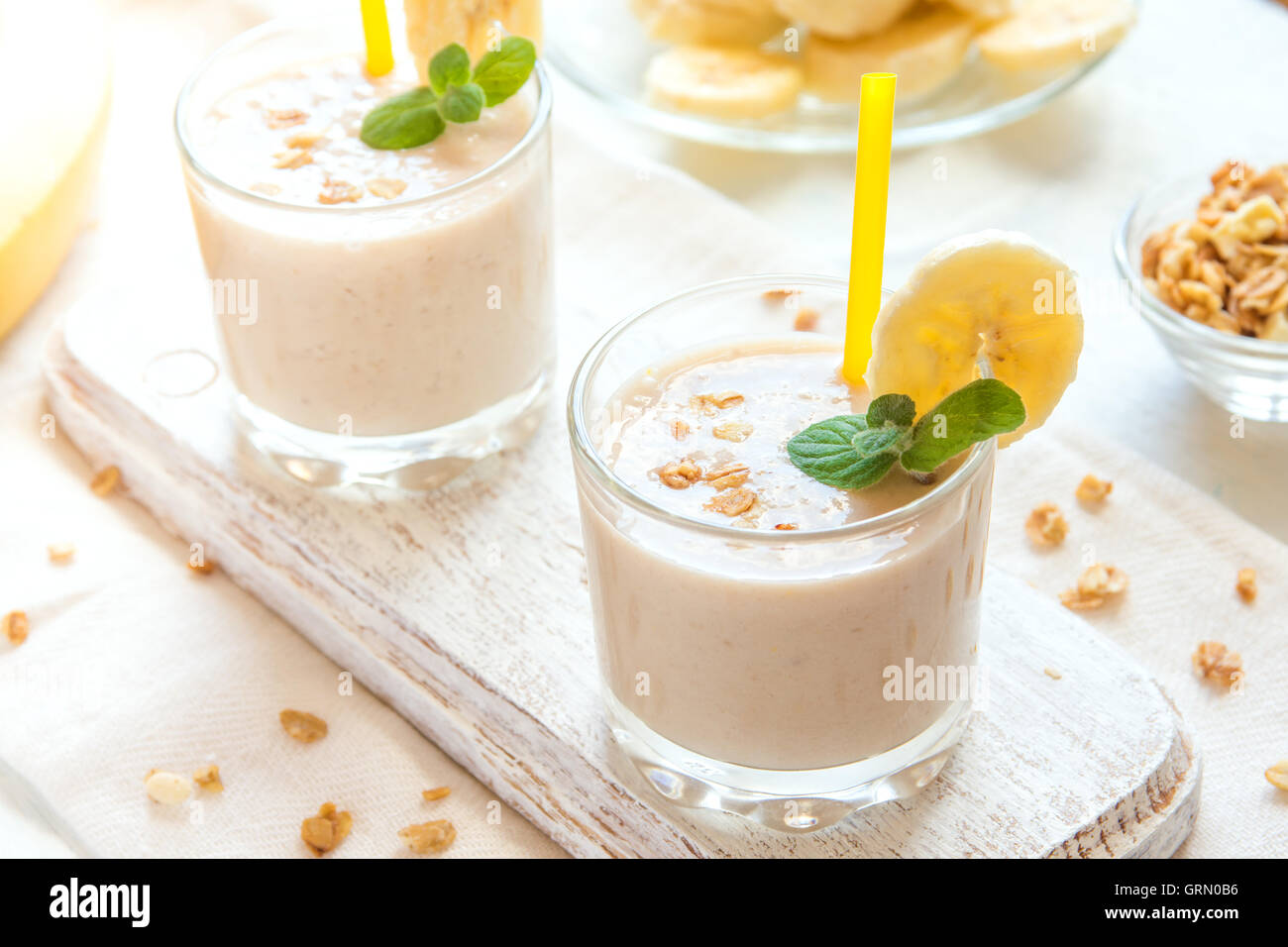 Frullato di banana con farina di avena e menta per una sana prima colazione Foto Stock