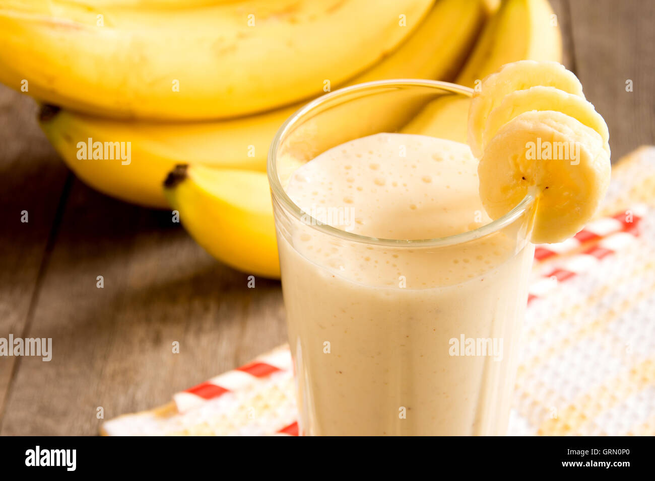 Frullato di Banana su sfondo di legno Foto Stock