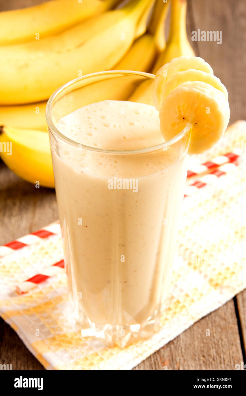 Frullato di Banana su sfondo di legno Foto Stock