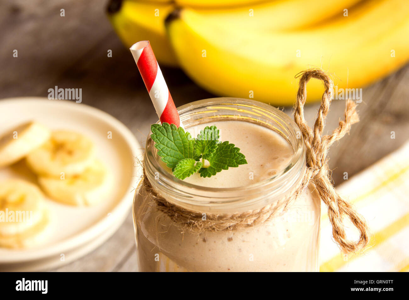 Frullato di Banana su sfondo di legno Foto Stock