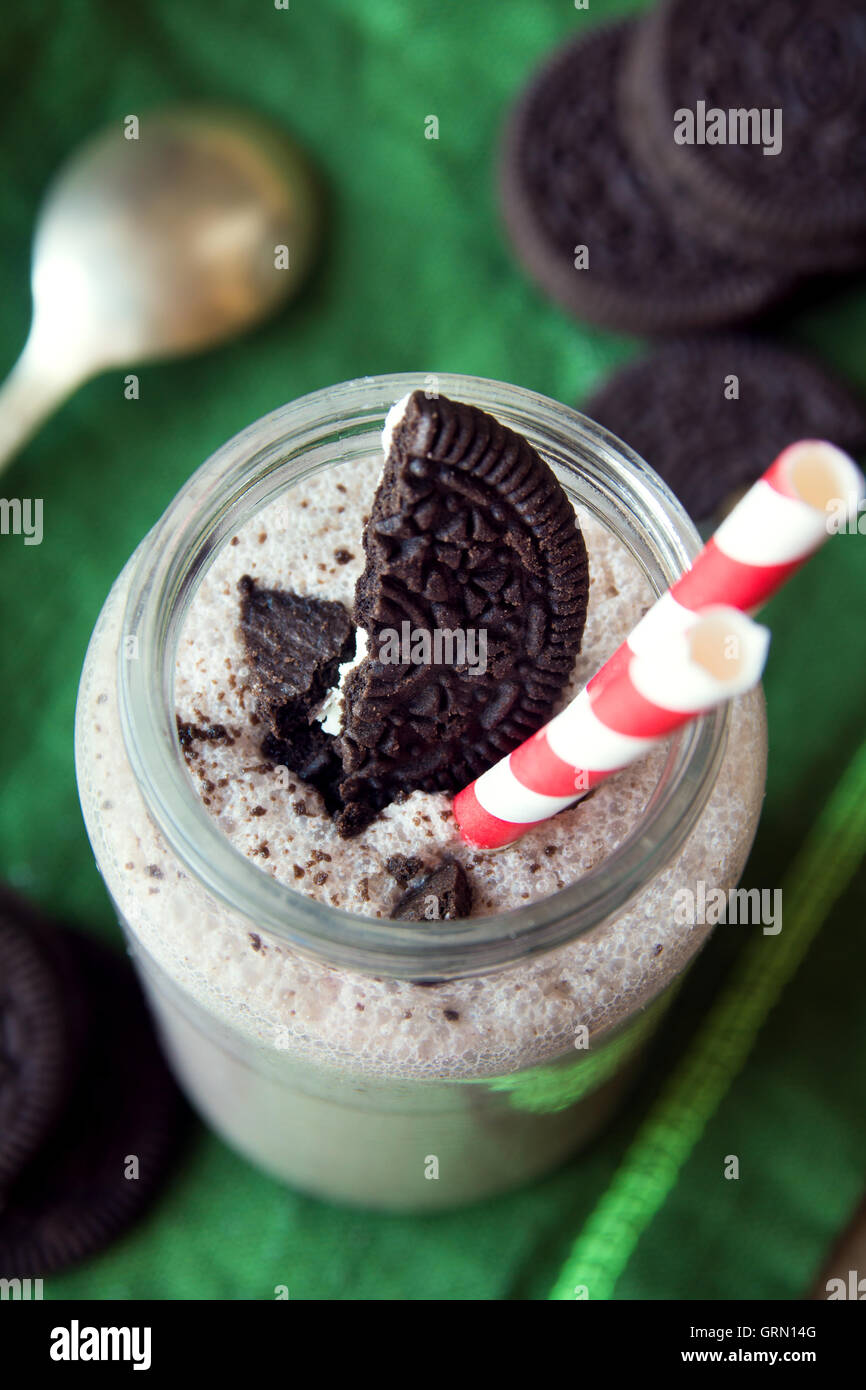 Frullato di fatti in casa (frullato al cioccolato) con i cookie sul tovagliolo di lino close up Foto Stock