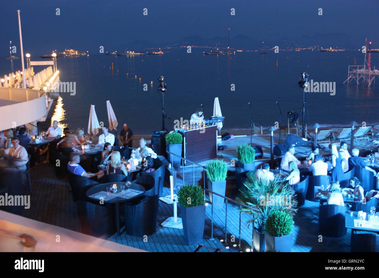 Sera cafe sulla costa. DJ riproduce i tuoi mix. Foto Stock