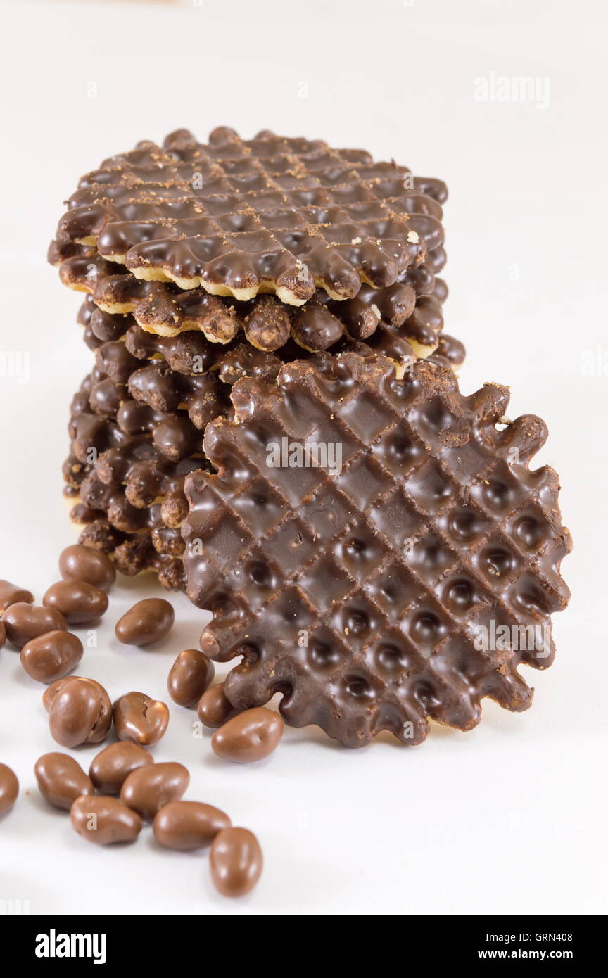 Ricoperta di cioccolato round biscotti fatti in casa su bianco Foto Stock