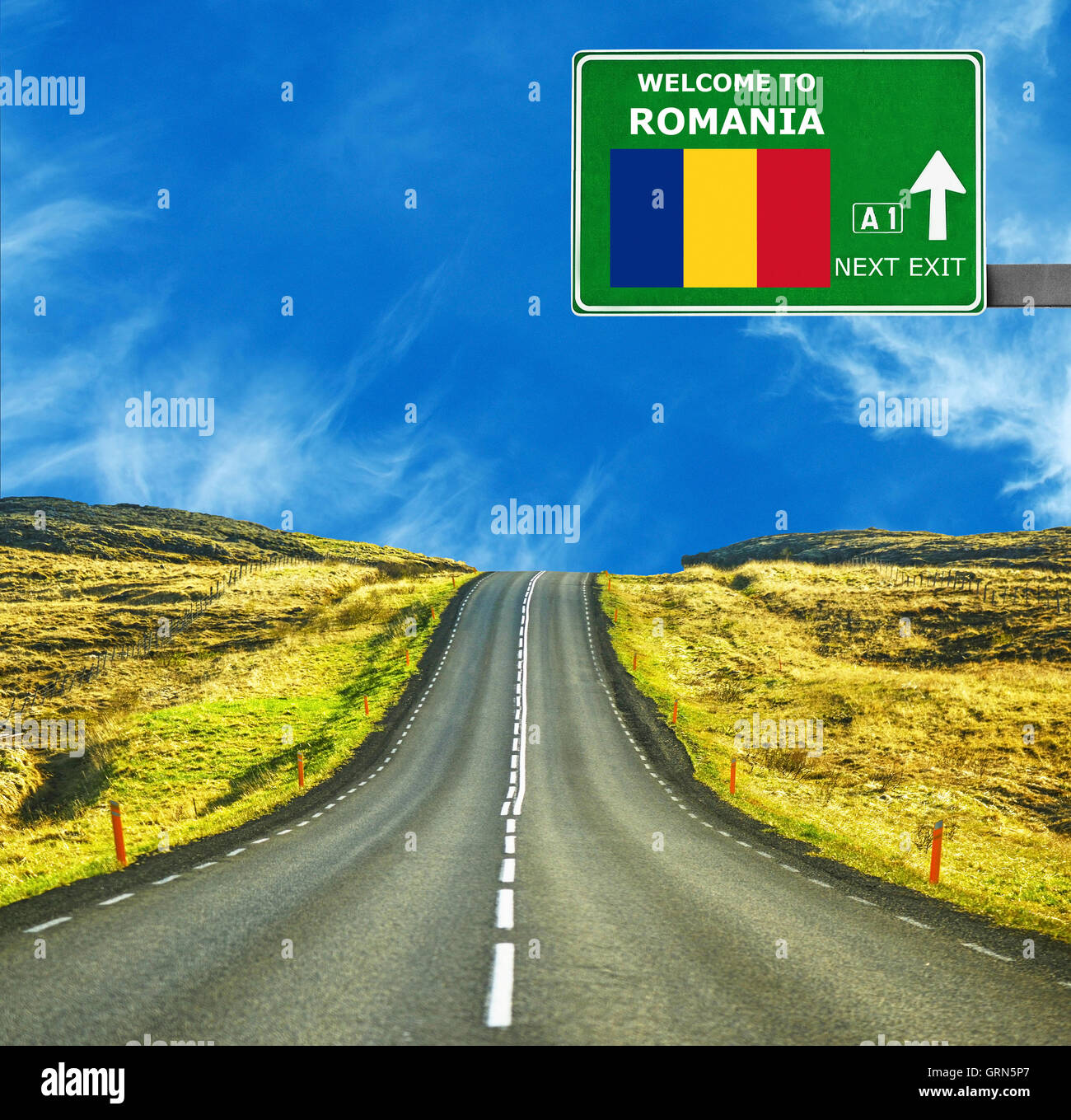 La Romania cartello stradale contro il cielo blu chiaro Foto Stock