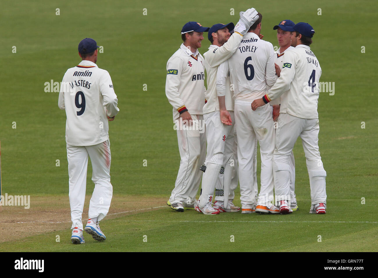 Essex giocatori festeggiare dopo Reece Topley precedenti il paletto di Murray Goodwin - Glamorgan CCC vs Essex CCC - LV County Championship Division due Cricket al Swalec Stadium di Cardiff, Galles - 17/05/13 Foto Stock