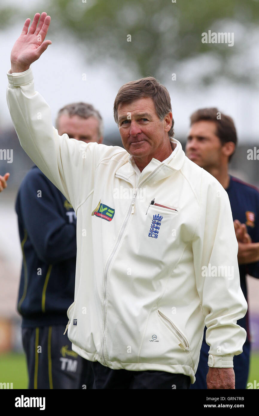 Arbitro Trevor Jesty onde per la folla alla fine del gioco - Hampshire CCC vs Essex CCC - LV County Championship Division due Cricket al Ageas ciotola, Hedge End, Southampton - 26/09/13 Foto Stock