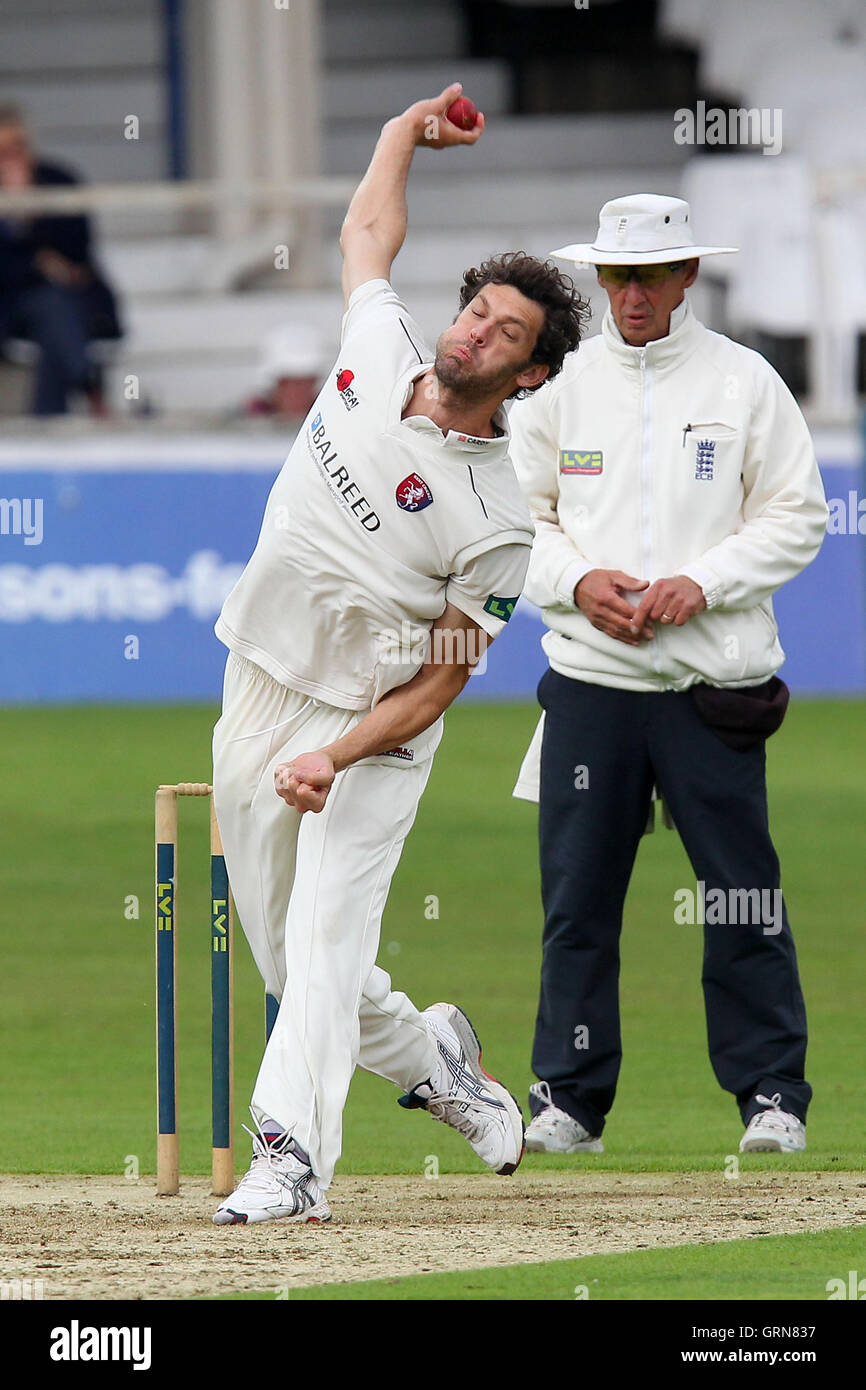 Charlie Shreck in azione di bowling per Kent - Kent CCC vs Essex CCC - LV County Championship Division due Cricket presso la massa di Spitfire, St Lawrence, Canterbury Kent - 11/09/13 Foto Stock