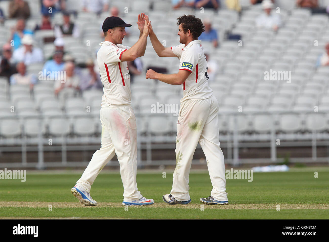 Stephen Parry (R) celbrates il paletto di Essex battitore Tim Phillips - Lancashire CCC vs Essex CCC - LV County Championship Division due Cricket a Emirates Old Trafford, Manchester - 07/05/13 Foto Stock