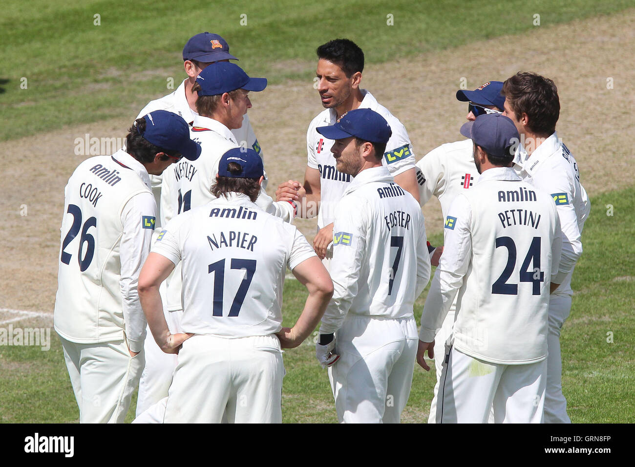 Sajid Mahmood di Essex si congratula sul paletto di Simon Katich - Lancashire CCC vs Essex CCC - LV County Championship Division due Cricket a Emirates Old Trafford, Manchester - 08/05/13 Foto Stock