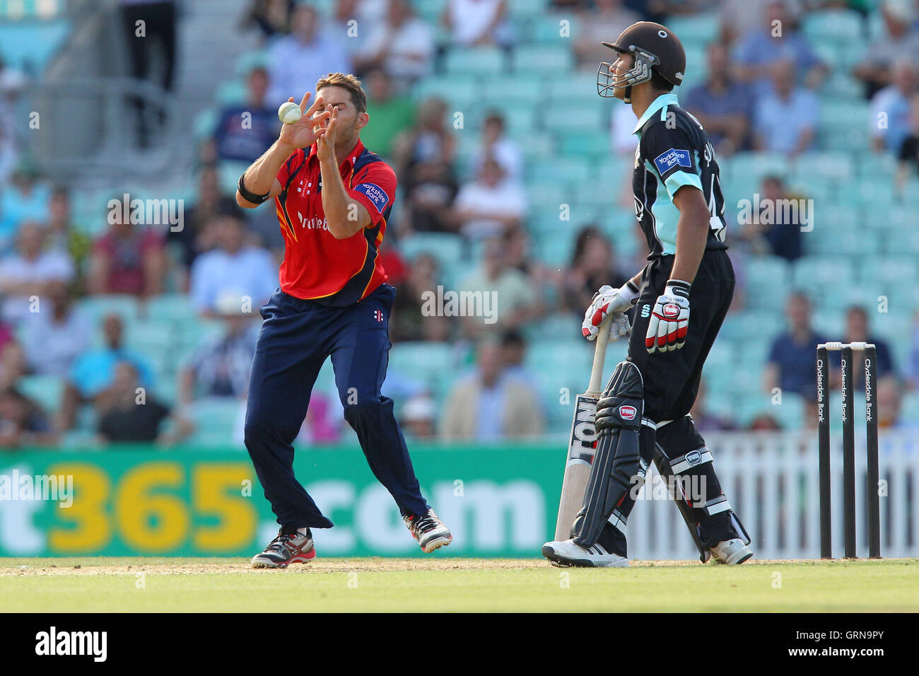 Greg Smith di Essex assume un gancio dal suo bowling a respingere Zafar Ansari - Surrey Lions vs Essex Eagles - Banca dello Yorkshire YB40 Cricket alla Kia ovale, Kennington, Londra - 02/08/13 Foto Stock