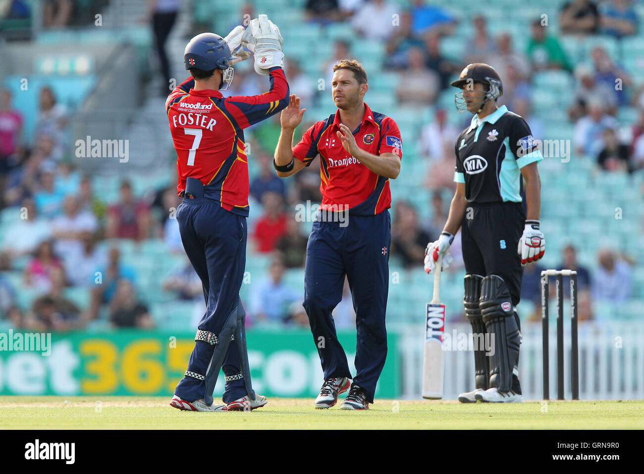 Greg Smith di Essex (C) ha un dente di arresto dalla propria bowling a respingere Zafar Ansari e si congratula con James Foster - Surrey Lions vs Essex Eagles - Banca dello Yorkshire YB40 Cricket alla Kia ovale, Kennington, Londra - 02/08/13 Foto Stock