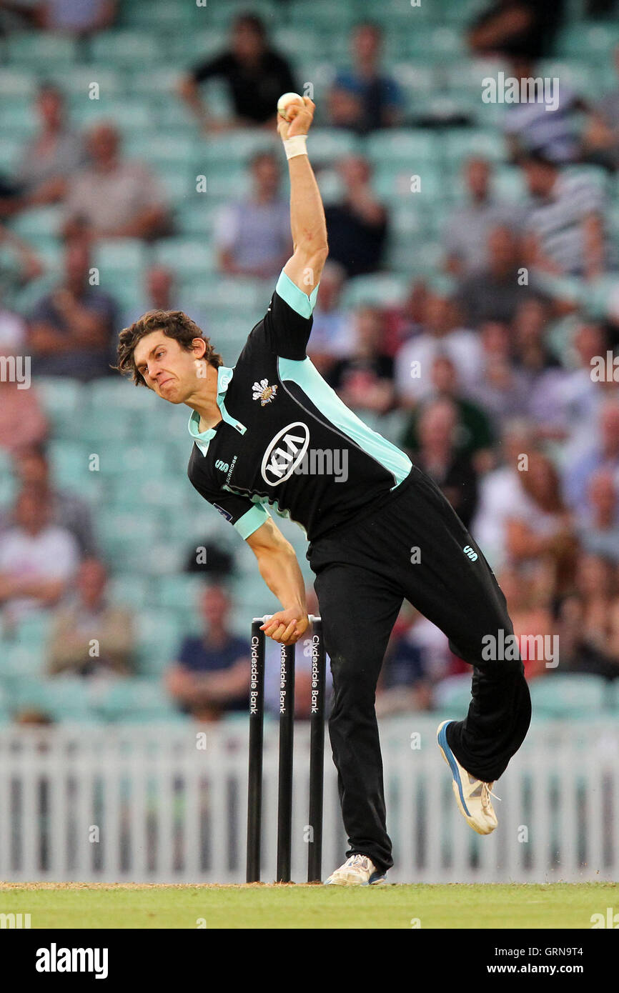 Zafar Ansari in azione bowlng per Surrey - Surrey Lions vs Essex Eagles - Banca dello Yorkshire YB40 Cricket alla Kia ovale, Kennington, Londra - 02/08/13 Foto Stock