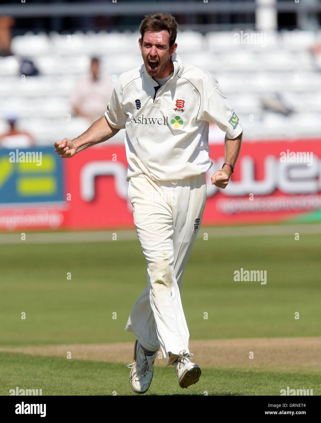 David Masters di Essex celebra il paletto di Kadeer Ali - Essex CCC vs Gloucestershire CCC - LV County campionato a Ford County Ground, Chelmsford Essex - 24/07/08 Foto Stock