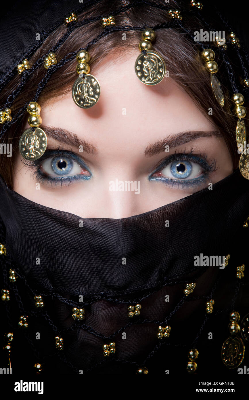 Oriental blue eyed femmina con una sciarpa Foto Stock
