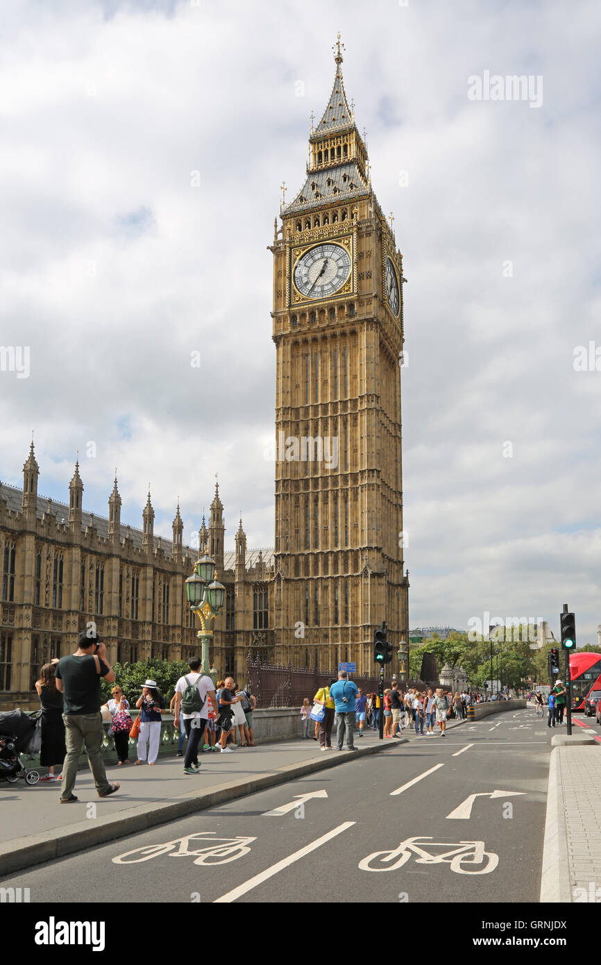 Londra è di nuovo, completamente segregate ciclabile su Westminster Bridge passa davanti al Big Ben e le Camere del Parlamento. Foto Stock