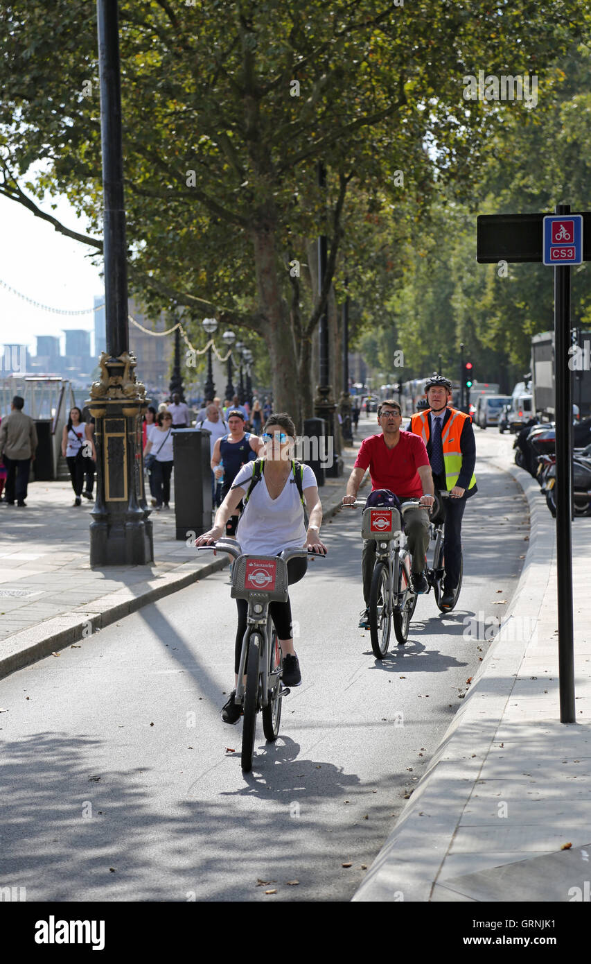 Ciclisti di Londra è di nuovo, completamente segregate est-ovest di ciclismo super-autostrada sulla Victoria Embankment. A cavallo noleggiato " Boris' bike Foto Stock