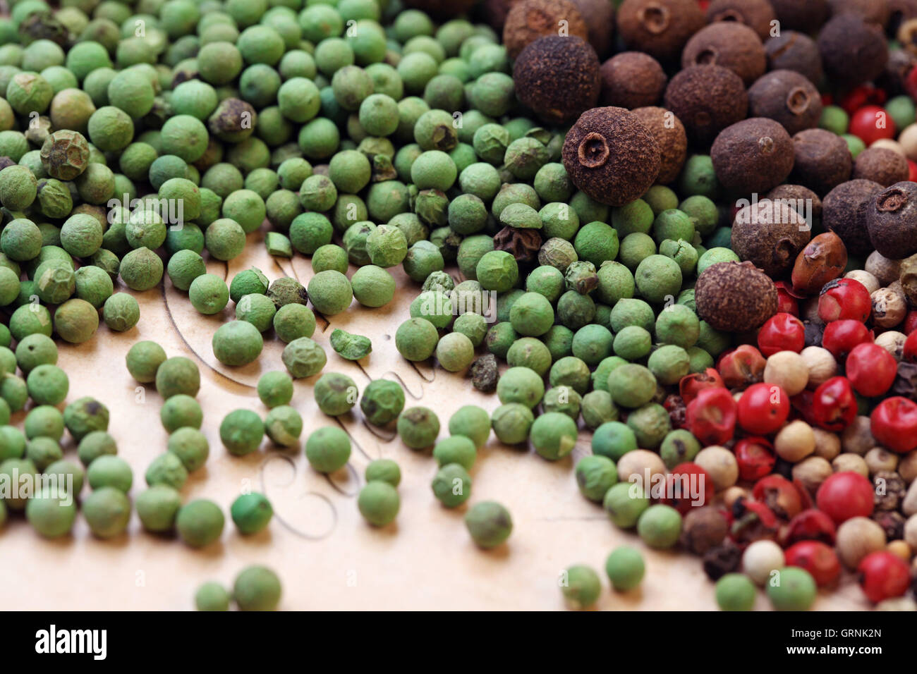 Nero, rosso, verde e pepe bianco sullo sfondo Foto Stock