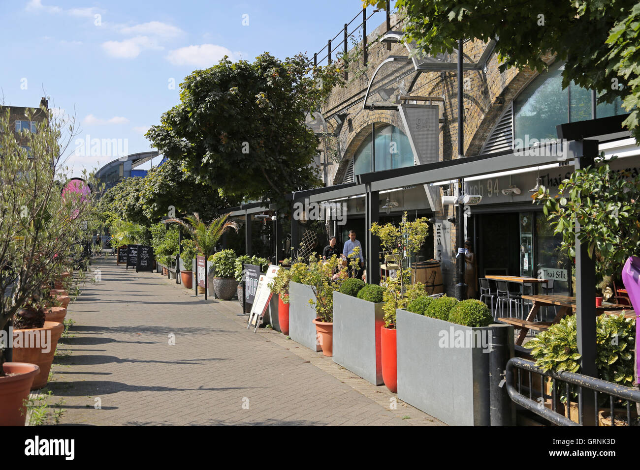 Ristoranti a Londra di Isabella Street vicino a Waterloo. Costruito sotto arcate ferroviarie, la strada è stato riempito con piante Foto Stock