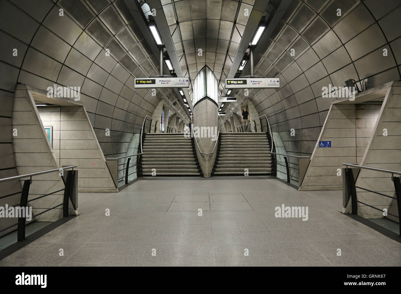Passeggero centrale di accesso al tunnel della metropolitana Southwark Station su Londra la Jubilee Line. Progettato da architetti MJP Foto Stock