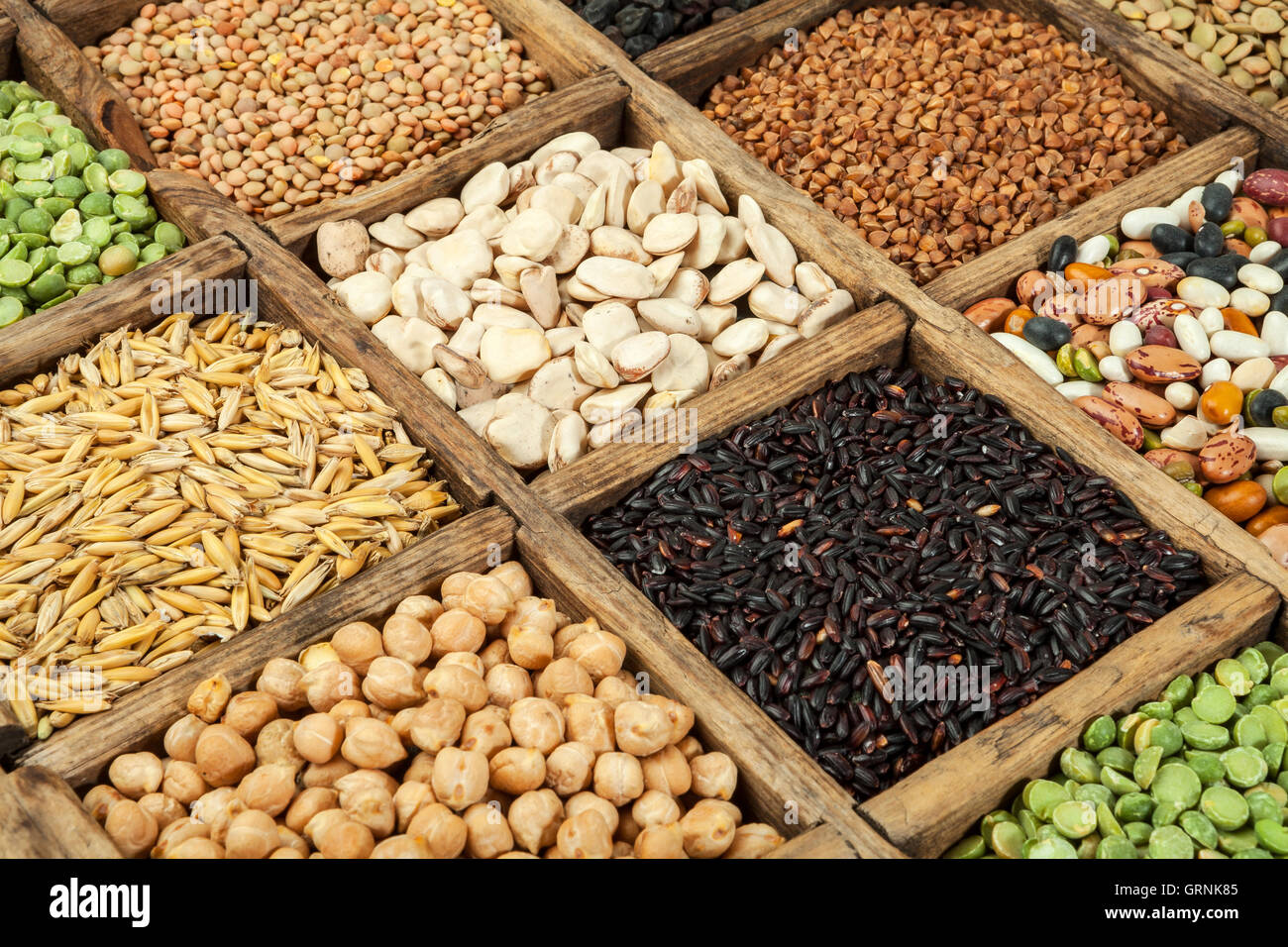 Un assortimento di prodotti agricoli prodotti cerealicoli in vintage scatola di legno. Foto Stock
