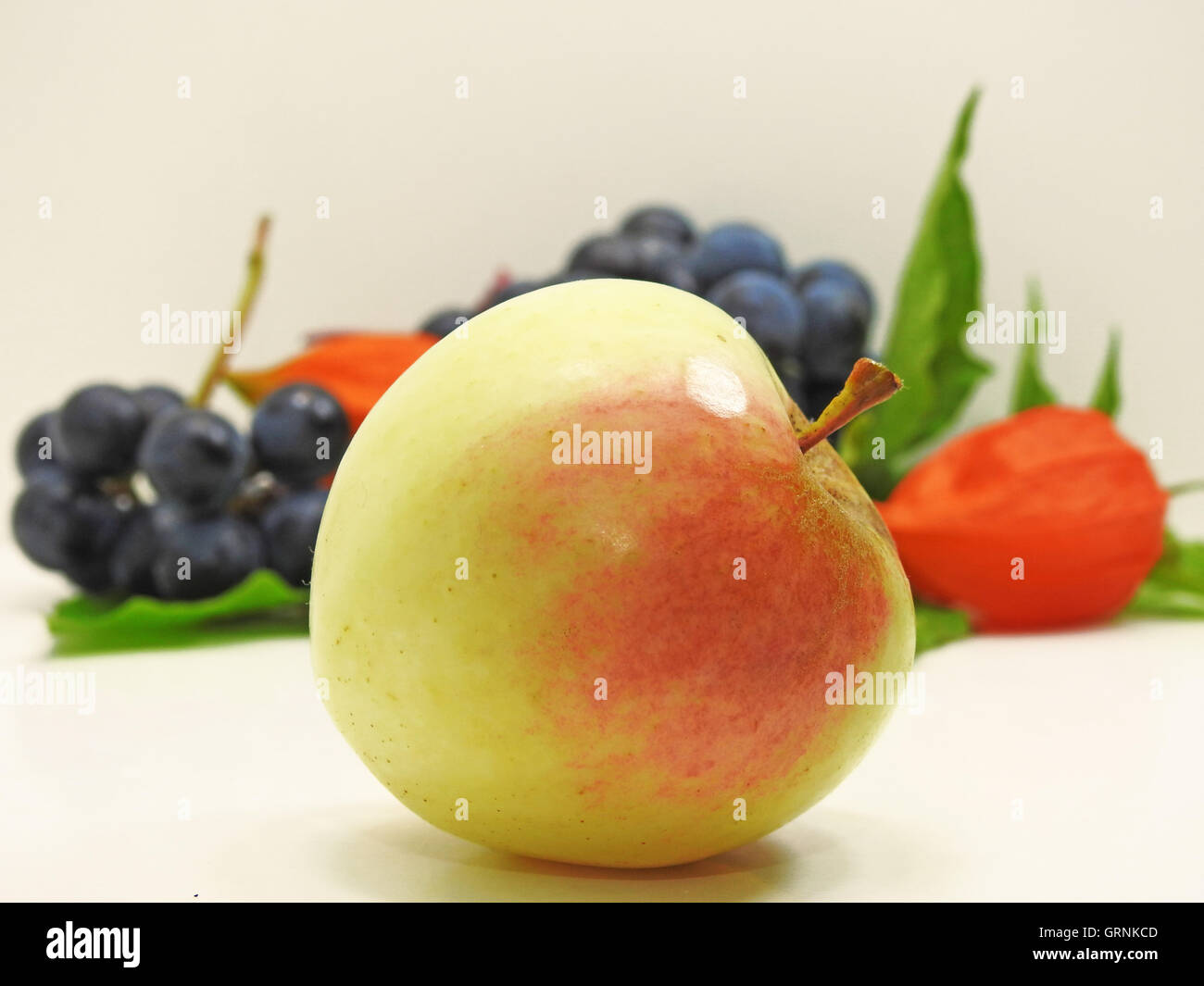 Apple, Concord uve nere e physalis fiore Foto Stock