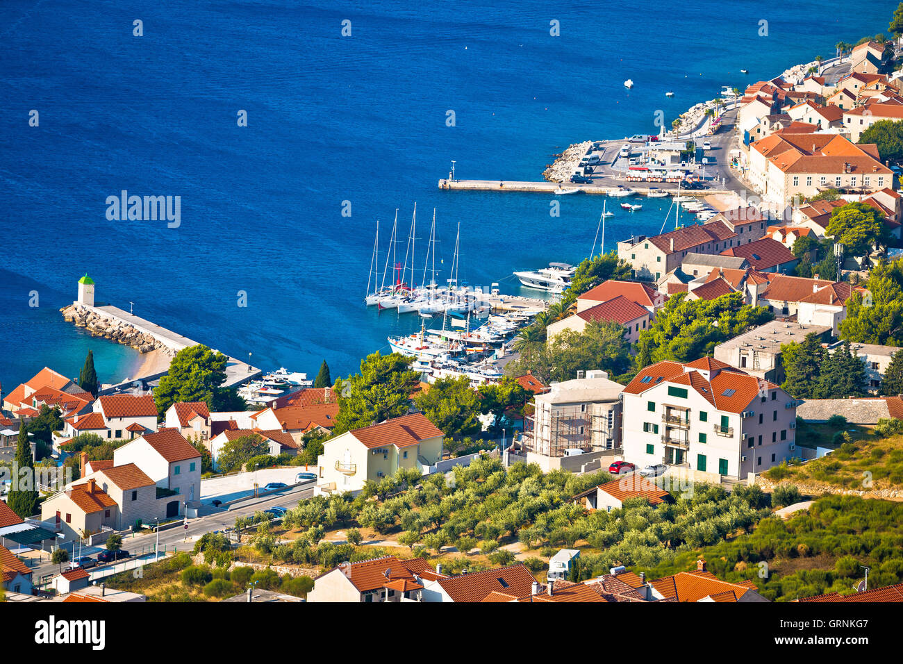 Città di Bol coast vista aerea, Isola di Brac Dalmazia, Croazia Foto Stock