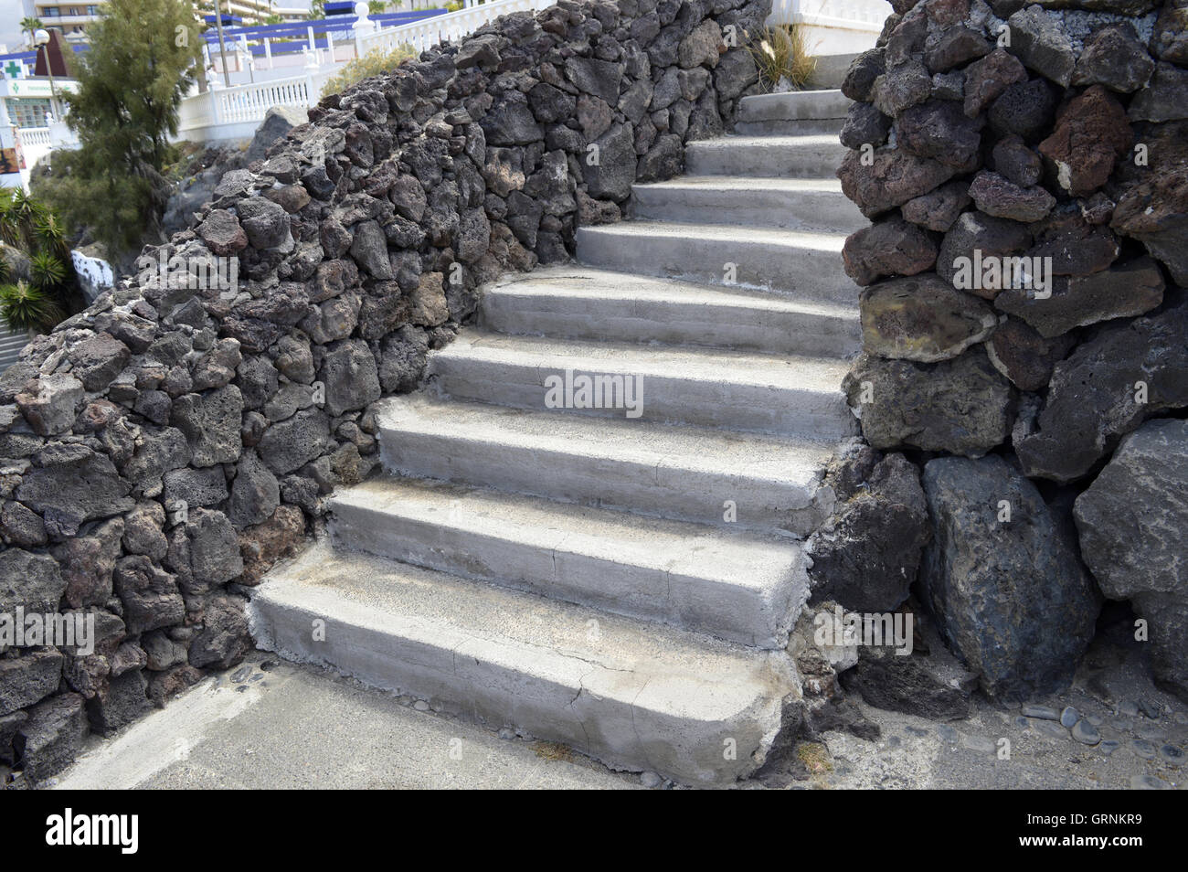 I passaggi esterni con muri in roccia vulcanica in Torviscas una città costiera in Costa Adeje Tenerife Foto Stock