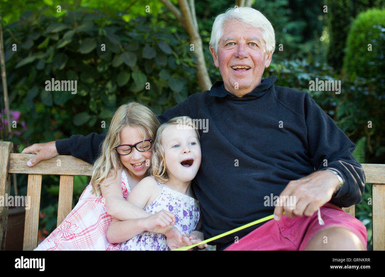 Il nonno con grand bambini Foto Stock