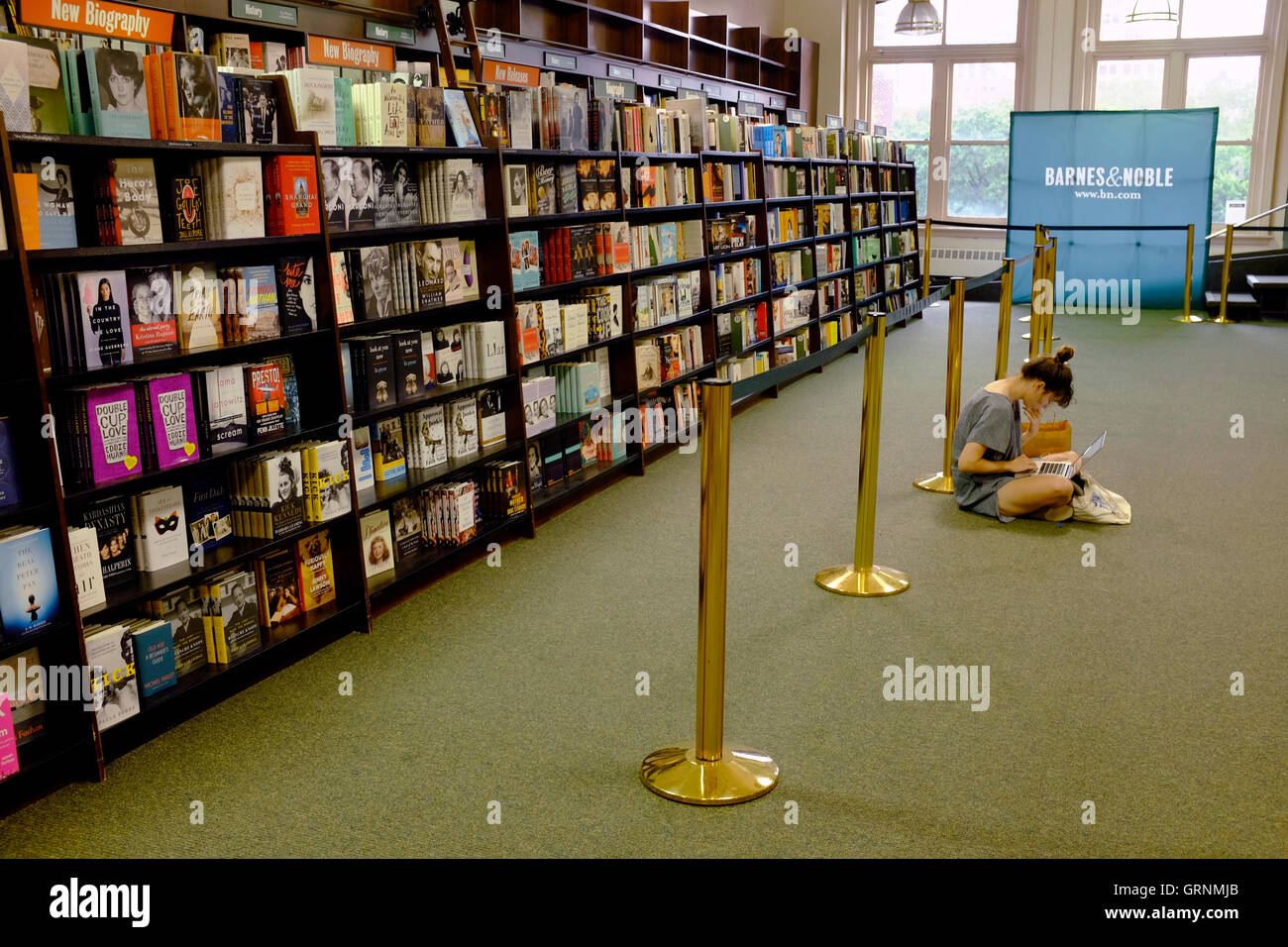 Un giovane lettore femmina in &Barnes Noble librai in Union Square.New York City,USA Foto Stock