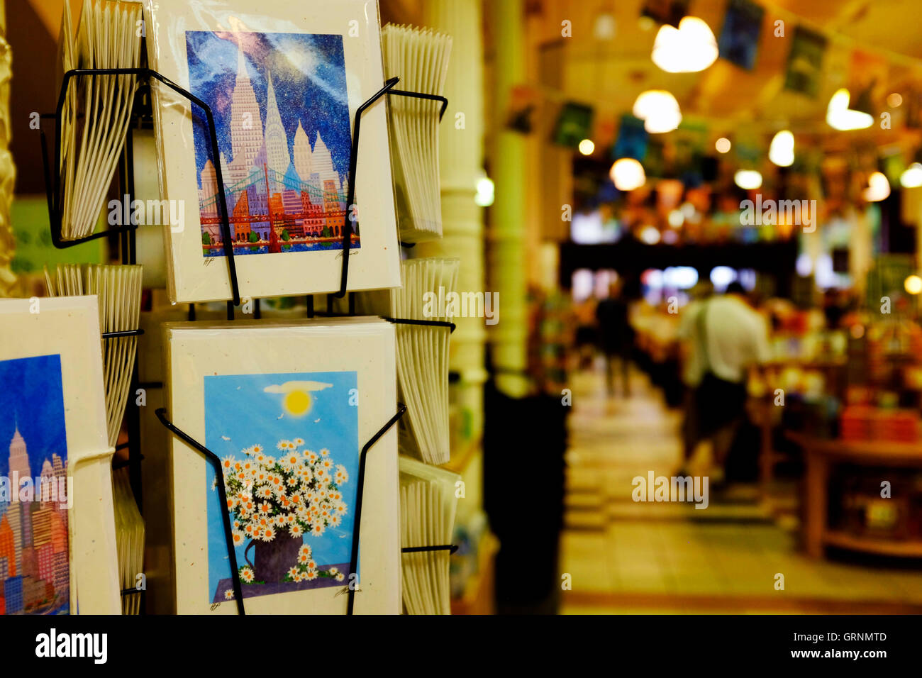 Biglietti di auguri per la vendita presso Barnes & Noble librai in Union Square,New York City,USA Foto Stock