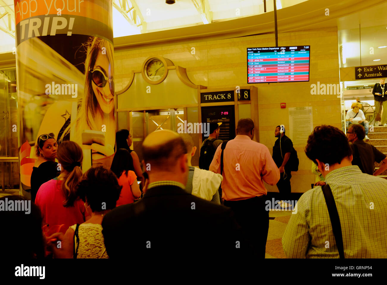 Pendolari in attesa per i treni all'interno di Penn Station. New York City.USA Foto Stock