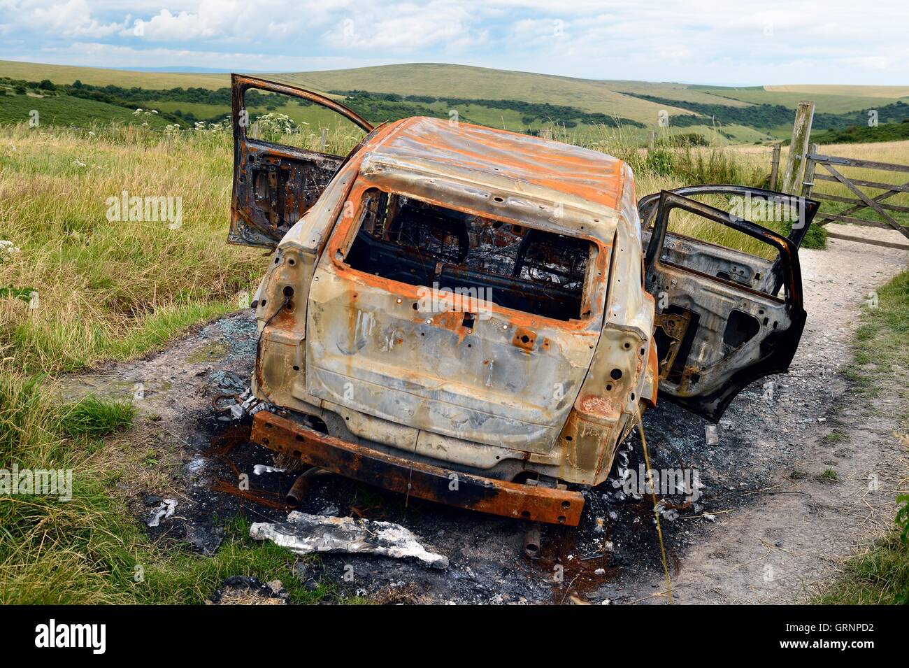 Abbandonato bruciato la nostra sinistra in un campo Foto Stock