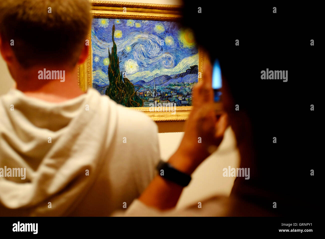 I visitatori di scattare le foto "Notte stellata" di Vincent Van Gogh presso il Museo di Arte Moderna (MoMA).Manhattan,New York City,USA Foto Stock