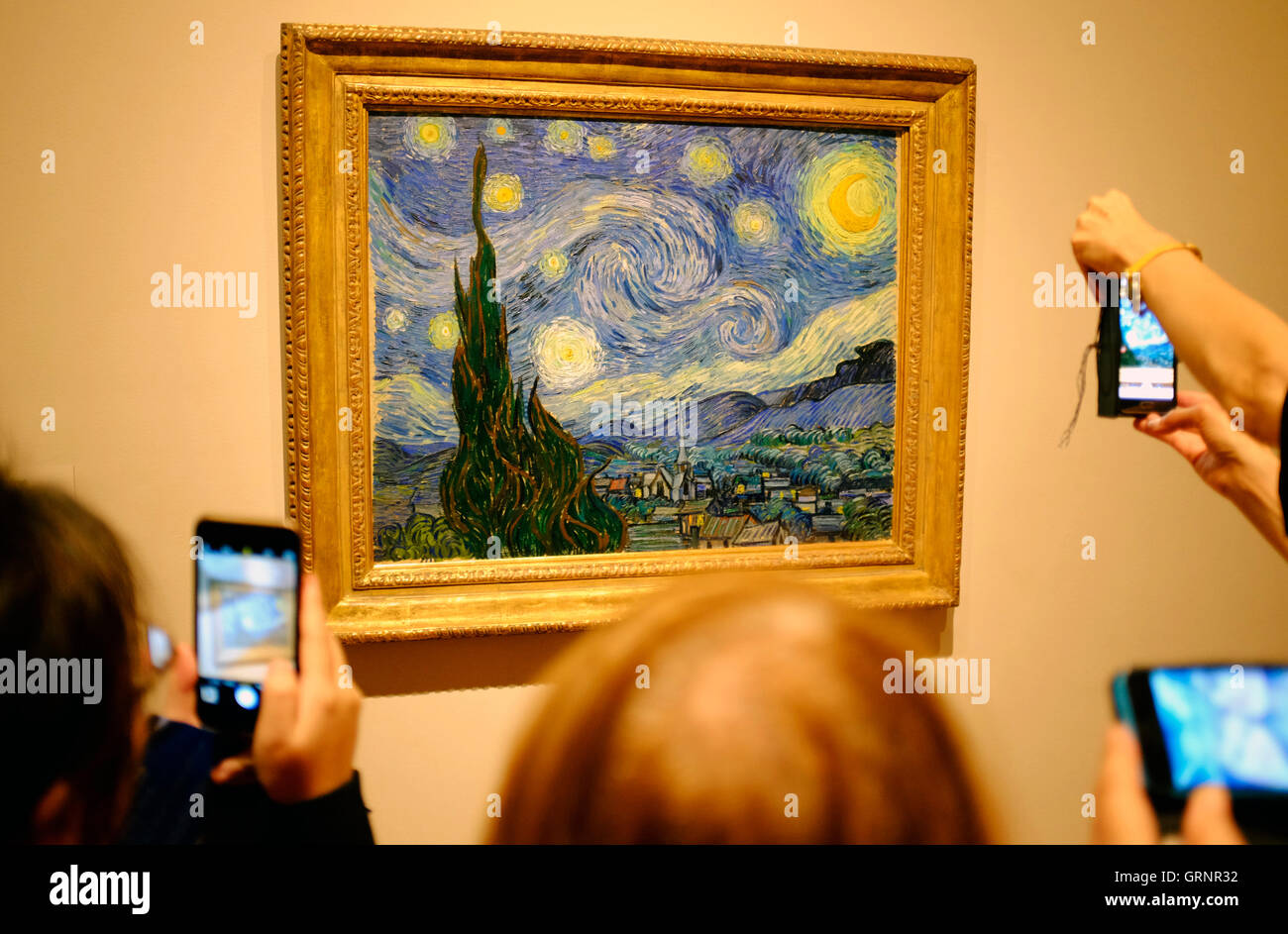 I visitatori di scattare le foto "Notte stellata" di Vincent Van Gogh presso il Museo di Arte Moderna (MoMA).Manhattan,New York City,USA Foto Stock