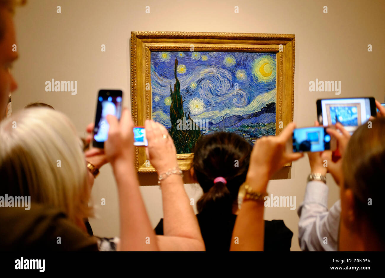I visitatori di scattare le foto "Notte stellata" di Vincent Van Gogh presso il Museo di Arte Moderna (MoMA).Manhattan,New York City,USA Foto Stock
