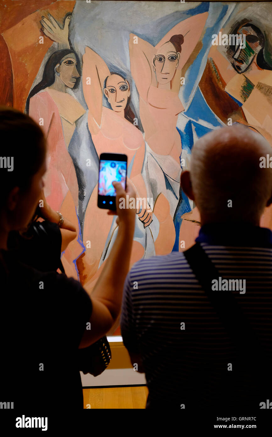 "Les Demoiselles d'Avignon" di Pablo Picasso (1907) con i visitatori usa il cellulare per scattare foto al Museo di Arte moderna (MoMA).Manhattan, New York City, USA Foto Stock