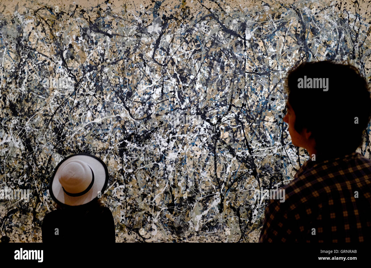 I visitatori nella parte anteriore del 'numero 31' dipinto di Jackson Pollock al Museo di Arte Moderna (MoMA).Manhattan,New York City,USA Foto Stock