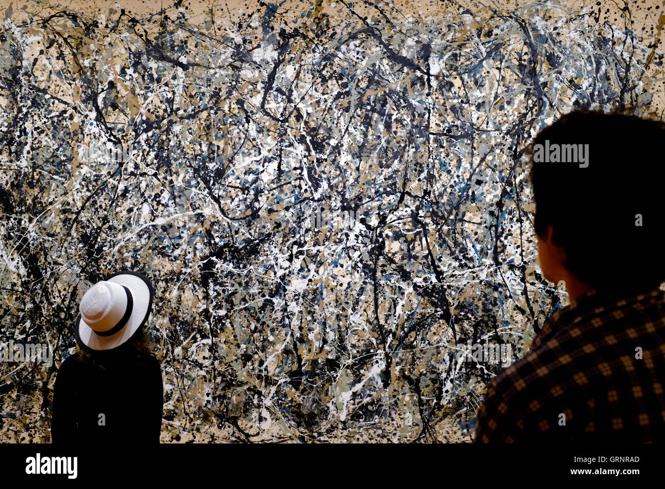 I visitatori nella parte anteriore del 'numero 31' dipinto di Jackson Pollock al Museo di Arte Moderna (MoMA).Manhattan,New York City,USA Foto Stock