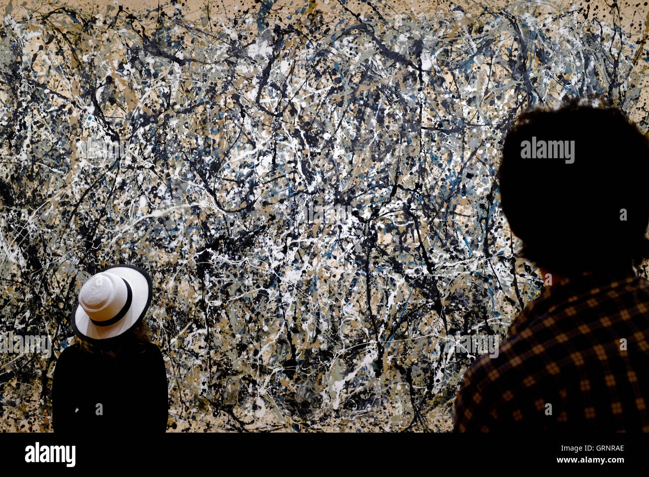 I visitatori nella parte anteriore del 'numero 31' dipinto di Jackson Pollock al Museo di Arte Moderna (MoMA).Manhattan,New York City,USA Foto Stock