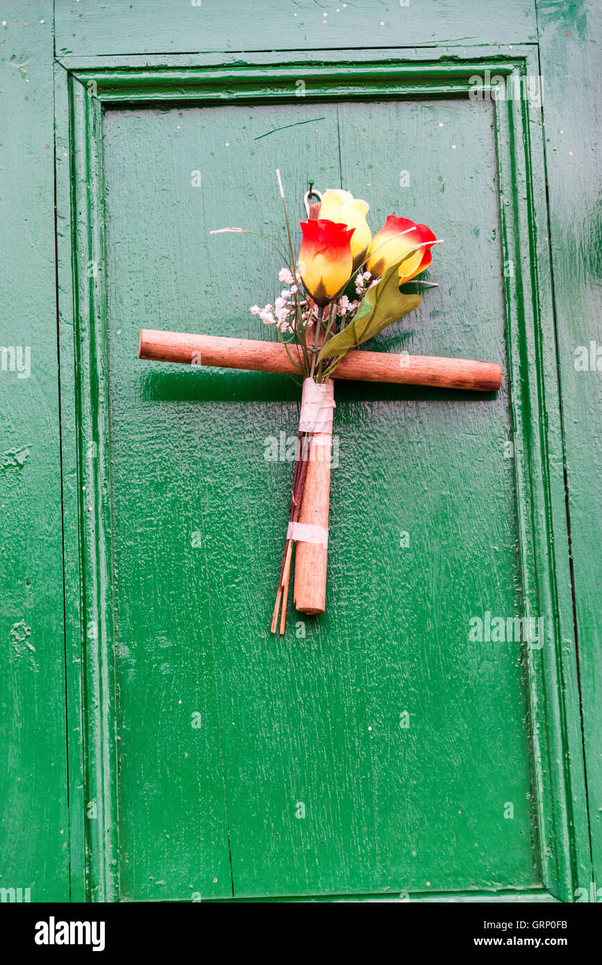 Greend porta e croce nella città coloniale di Barichara, Colombia Foto Stock