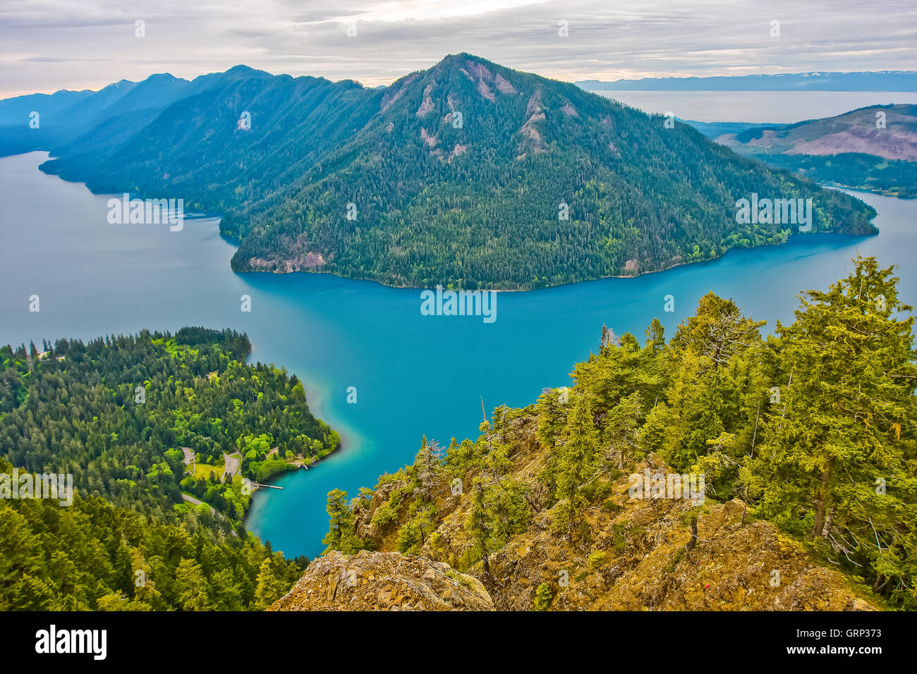 Una splendida vista da una montagna sulle sponde di un lago e colline boscose nel Parco Nazionale di Olympic. Foto Stock