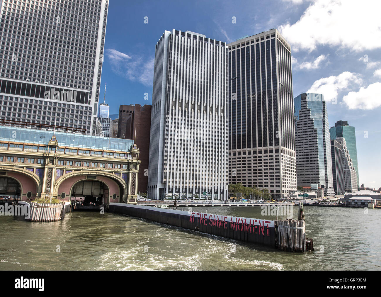Edifici per uffici del sud di Manhattan con Governor's Island Ferry docking. Foto Stock
