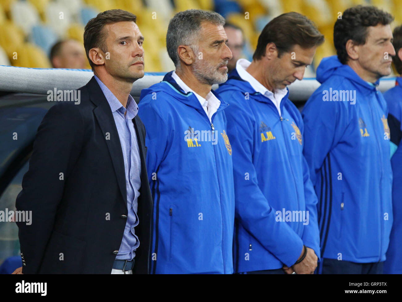 Allenatore della Nazionale Ucraina football team Andriy Shevchenko e i suoi assistenti ascoltare inni nazionali Foto Stock