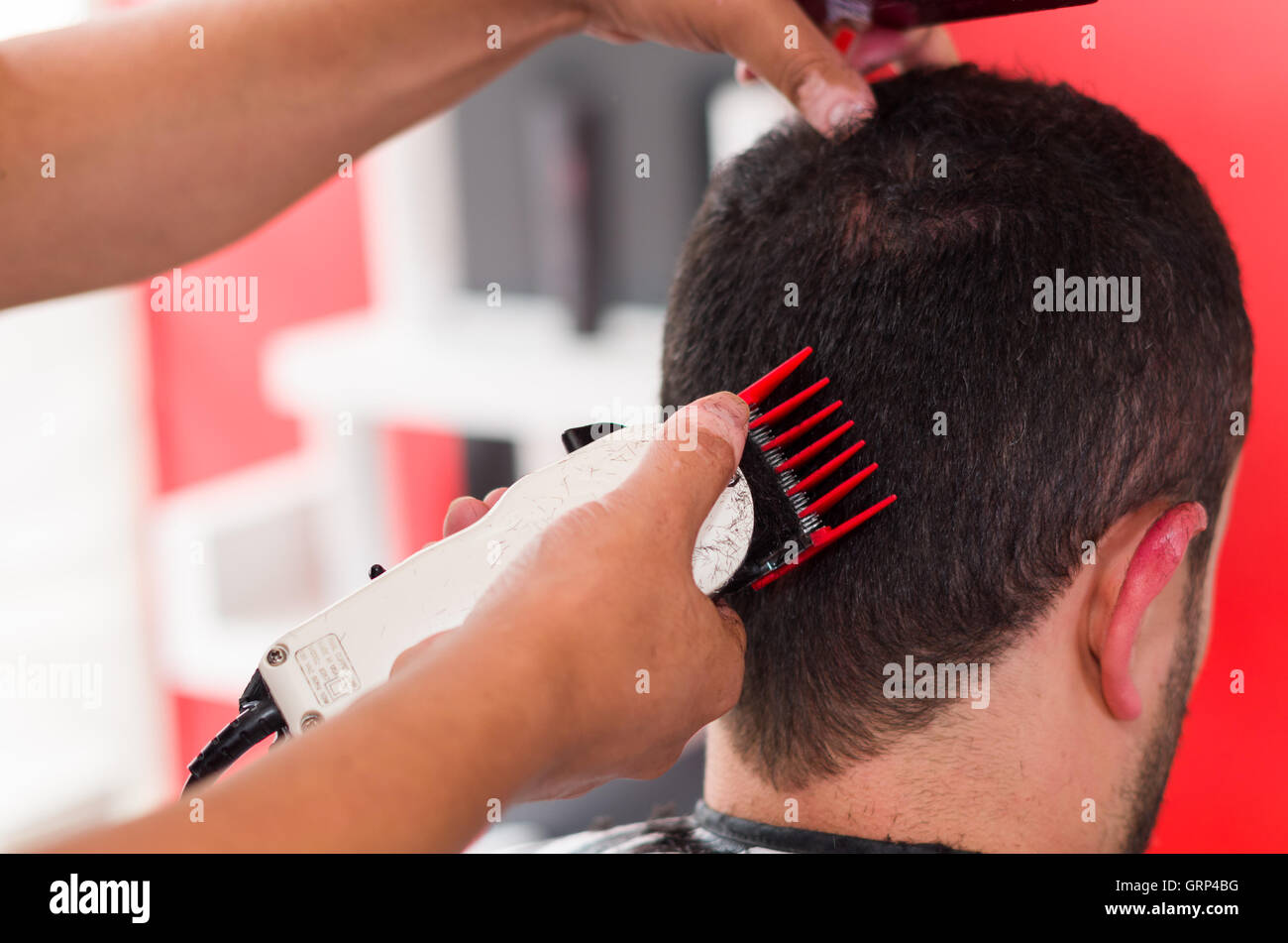 Macchina per il taglio di capelli è necessario per corti capelli uomo, vari  piccoli capelli si possono vedere intorno a Foto stock - Alamy